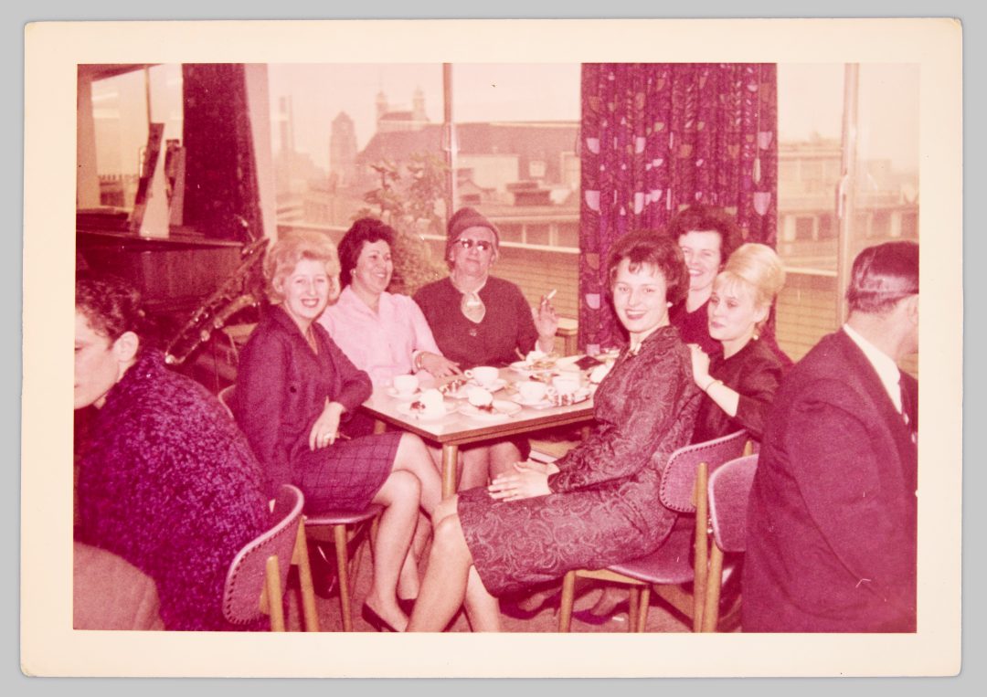Coffee gathering with colleagues. They worked at the a company called Dorenkamp, which produced workwear. Essen, c. 1963. During one of these coffee breaks, Ceferina learned from her German colleague Renate that she was earning more money than her. Renate received 5–6 DM, while Ceferina was paid only 1.90 DM. Renate encouraged her to speak up. Ceferina complained and demanded equal pay, refusing to work her normal hours for three days. The supervisor intervened, and Renate explained the situation. The very next day, her pay was brought into line with that of her colleagues. © Cristina Fernández-Moser